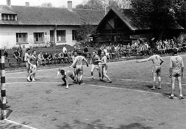 Na snímku jedno z utkání 2.ligy: naši zleva přihlíží Jiří Antoš, v pádu ing. Eder a ve středu Jiří Kudrnáč.