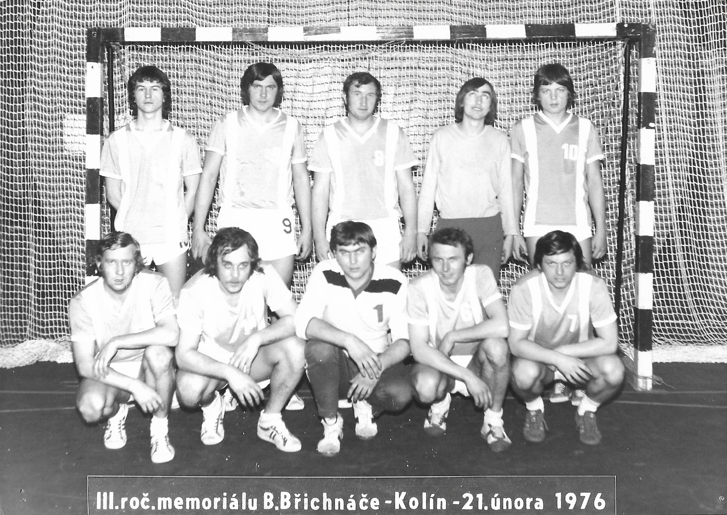 Družstvo mužů na turnaj v Kolíně 1976: Stojící zleva: Cehák, Křížek, Dušek, Paulus, Schneider. Klečící zleva: V.Šanda, Štěpánek, Švec, Cibulka, J.Urban