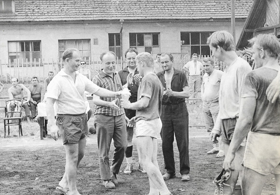 1964 Máchův pohár, hřiště v Bělé. Legendy bělského sportu pan Jiří Cehák a pan učitel Grolmus předávají pohár K.Urbanovi