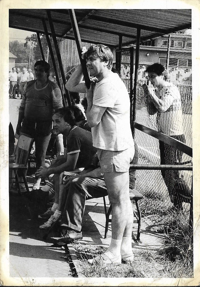 Trenér Křížek v roce 1987 na střídačce mužů na hřišti v Bělé. Sedící Štěpánek, stojící A.Tošovský