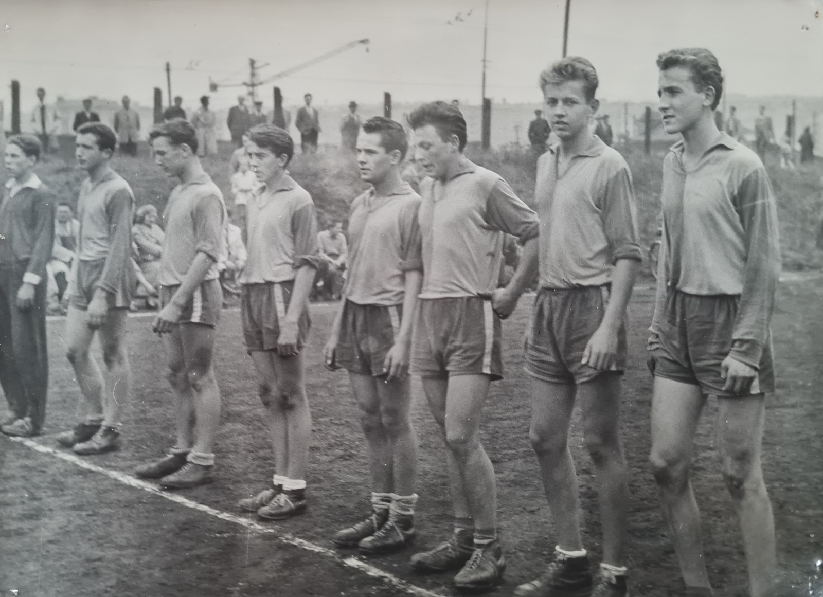 1958 mladší dorost, kvalifikační utkání na Slavii Praha. Zleva: Lauermann, Malý, Antoš, Müller, Holub, Chadalík, Ragin, Krejbich.