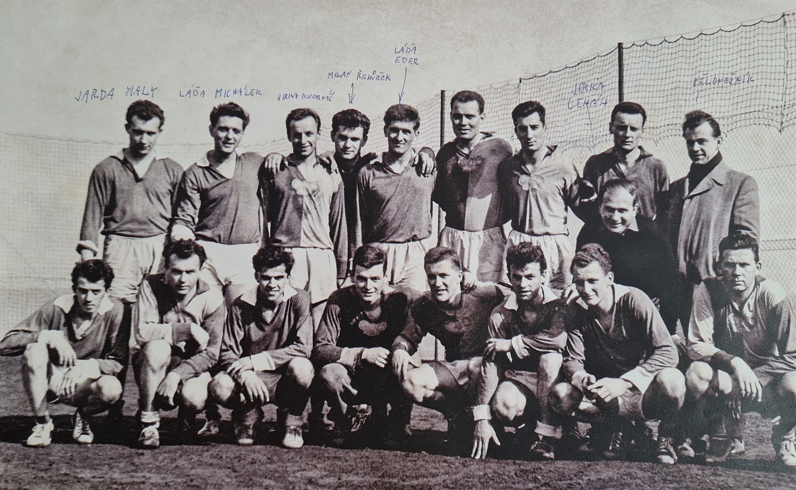 Po utkání II.ligy s Duklou "B", kolem roku 1965, v dolní řadě z Bělé zleva: Müller, Chadalík, Ječný, Musil.