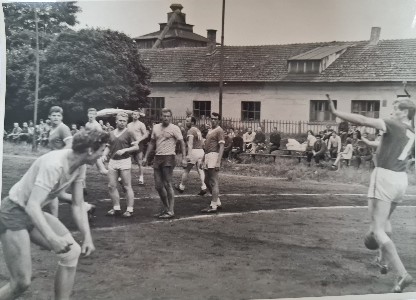1964, II.liga na hřišti v Bělé. V dresu s límečkem zprava: Müller, Antoš, K.Urban, Z.Čtvrtník