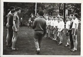 Starší žáci v roce 1956, naši ve světlých dresech, od 2.zprava: br. Křížek, J.Urban, Čtvrtník, Polák, Nosál, Klinger, Najman
