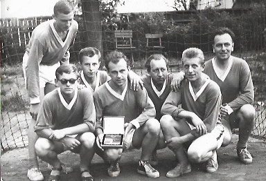 "béčko" mužů na Máchově poháru v roce 1966. Zleva: stojící Křížek, J.Urban, Joska, Bělonožník, M.Šanda, Netrval, Fidler