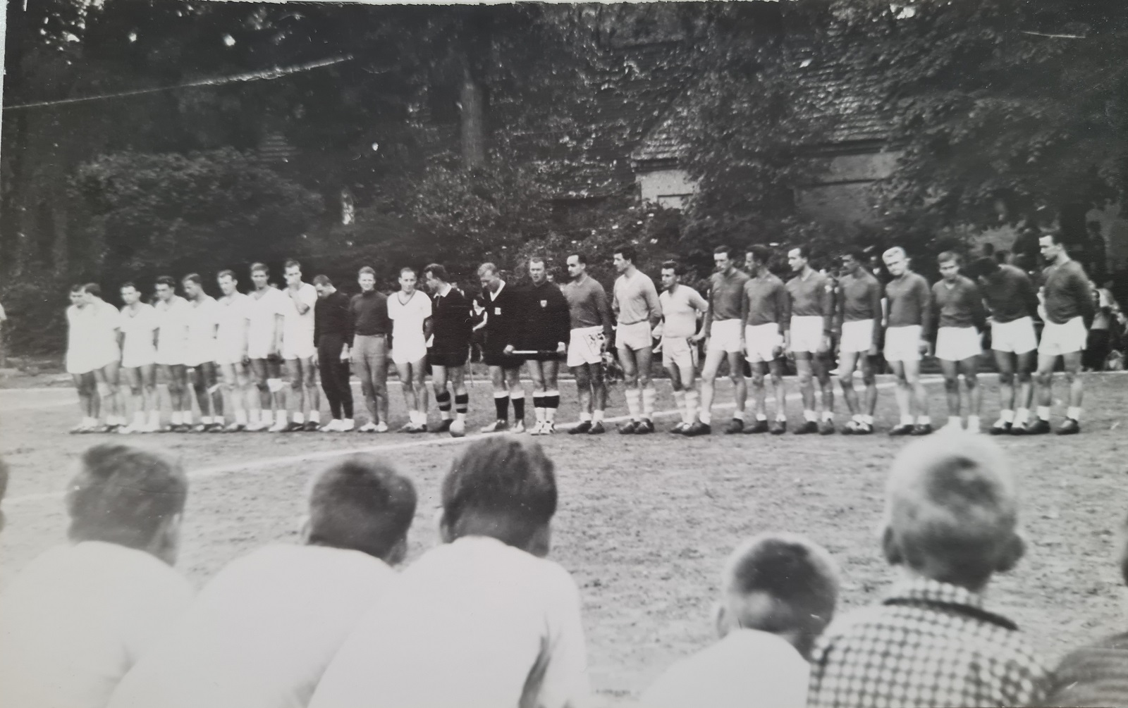 1963 hřiště za sokolovnou, Bělá - Esslingen (NSR), naši v tmavých dresech, utkání se kvůli dešti nedohrálo.