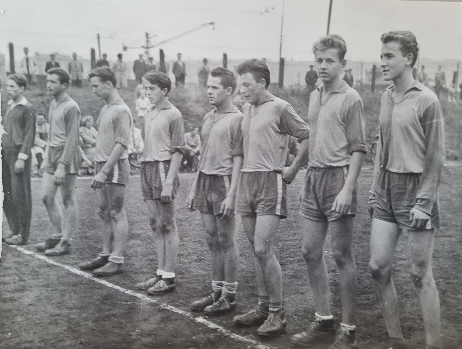 1958, kvalifikační utkání mladších dorostenců na Slavii Praha, zleva: Lauerman, J.Malý, Antoš, F.Müller, Holub, Chadalík, Ragin, Krejbich.