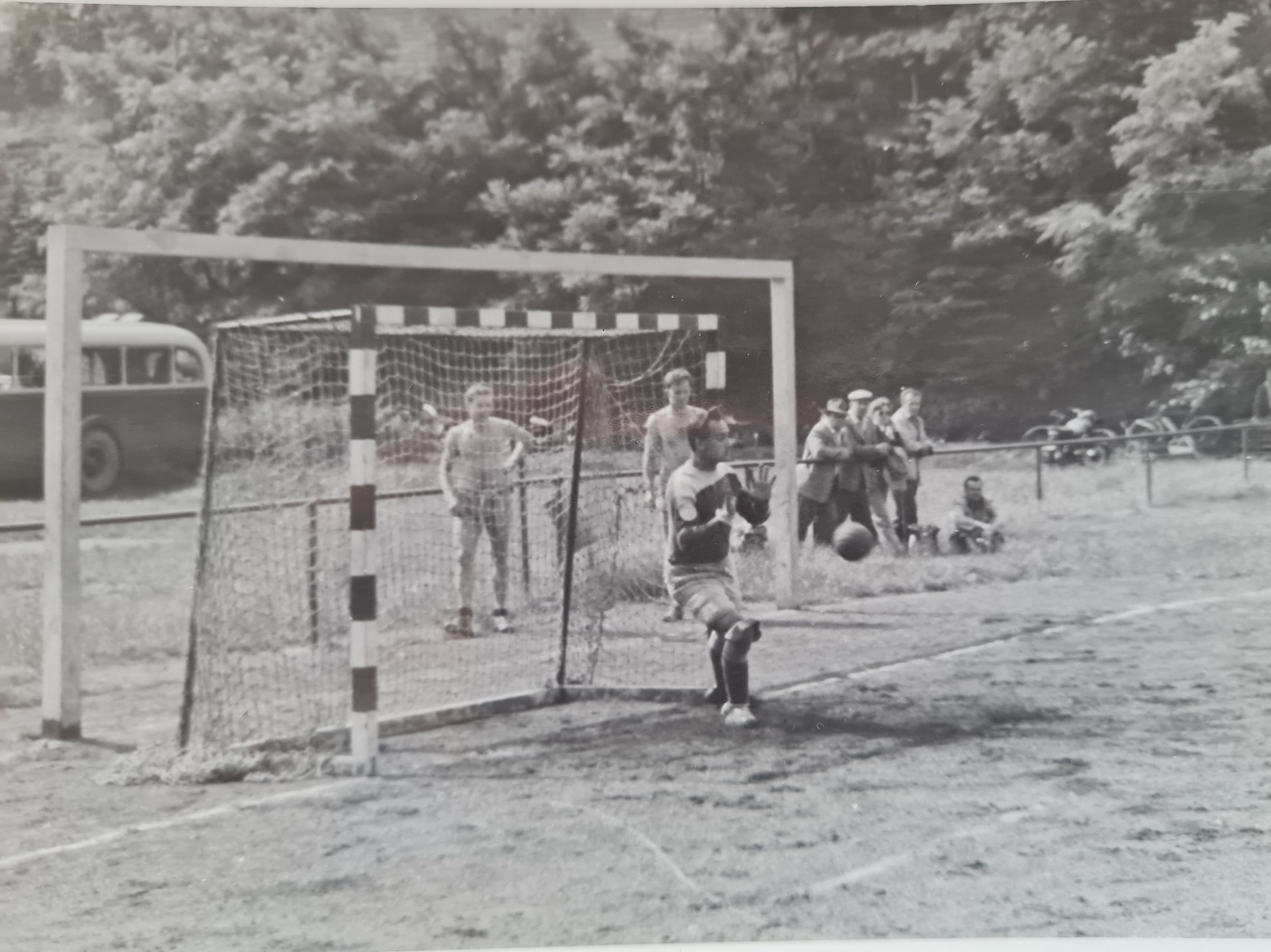 50.léta, na fotbalovém stadiónu, v bráně Franta Kamler.