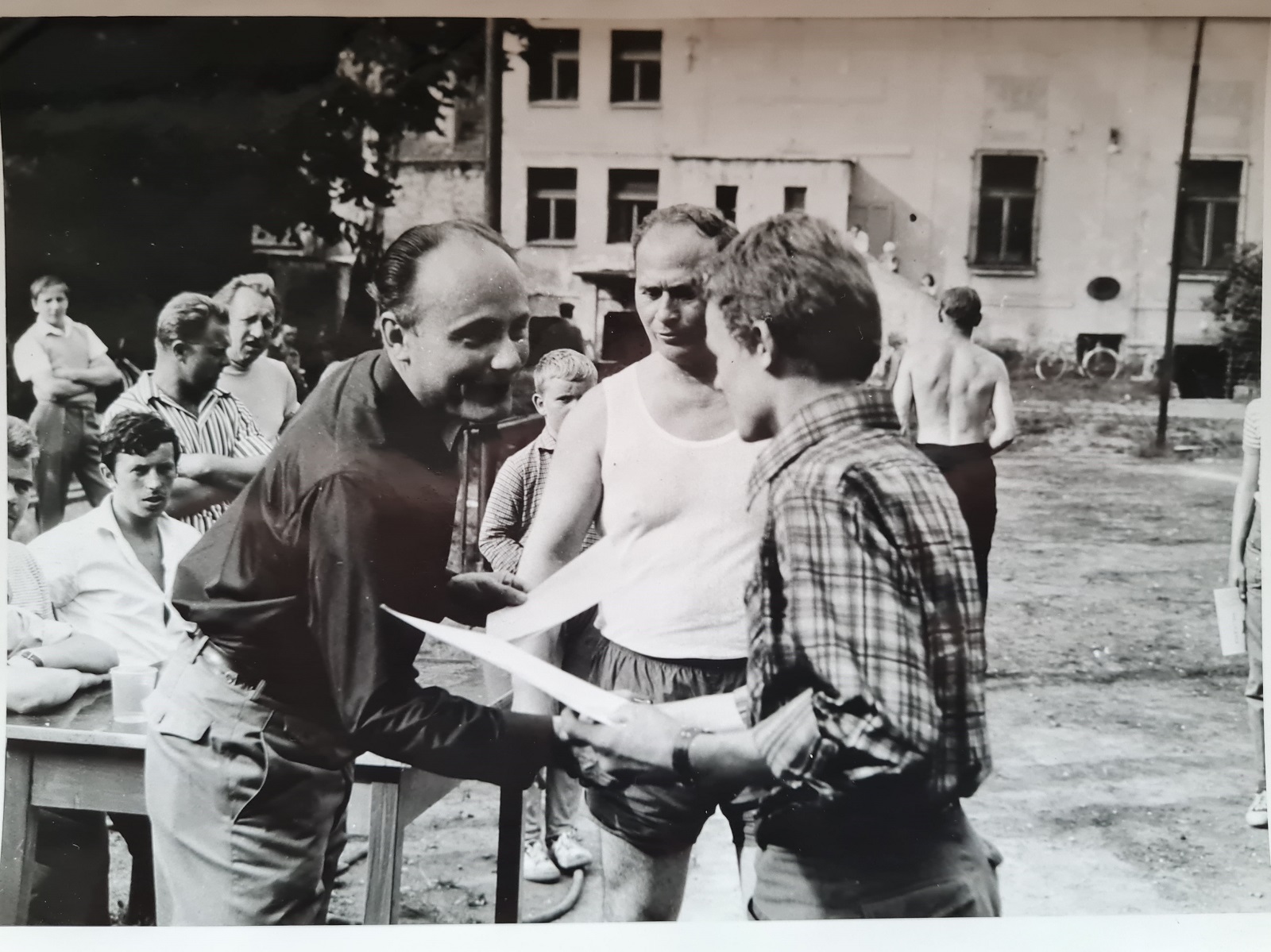 60.léta na hřišti za sokolovnou, ceny předávají pan učitel Václav Grolmus a pan Jiří Cehák.