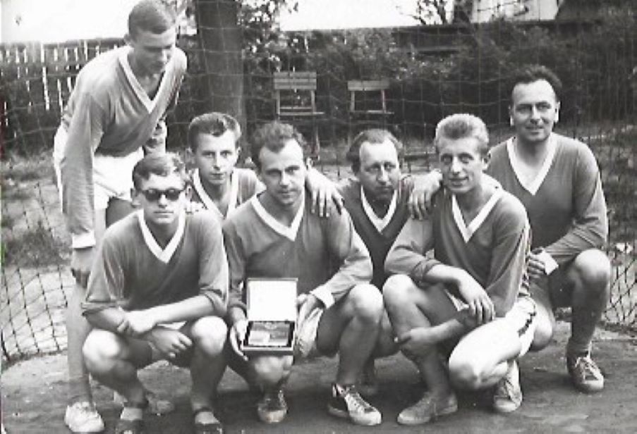 1966 s "béčkem" mužů na Máchově poháru, zleva: stojící Křížek, J.Urban, Joska, Bělonožník, M.Šanda, Netrval, Fidler