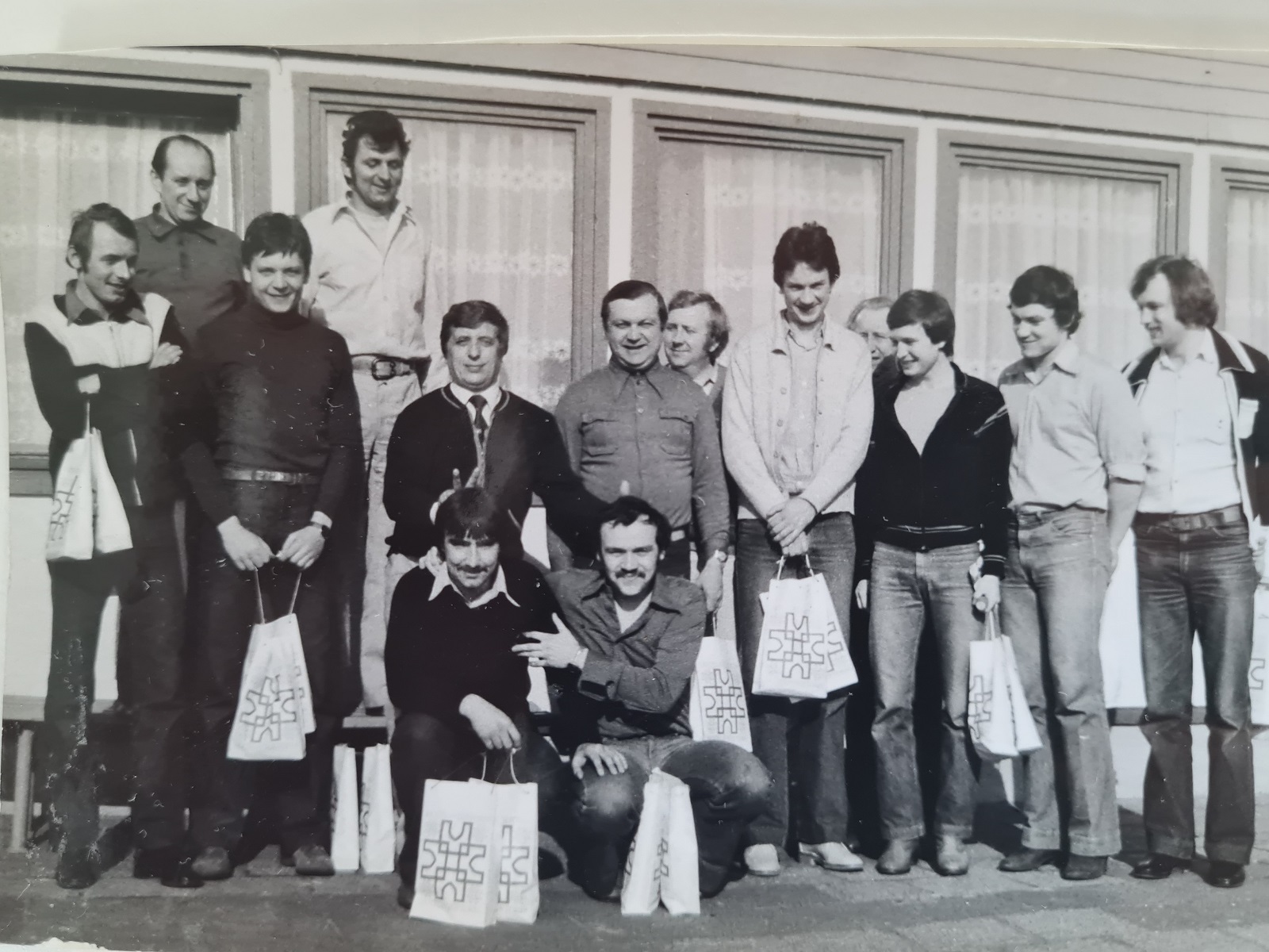 V 70.letech na zájezdu v NDR, Jirka Netrval s kravatou stojíci nad L.Paulusem