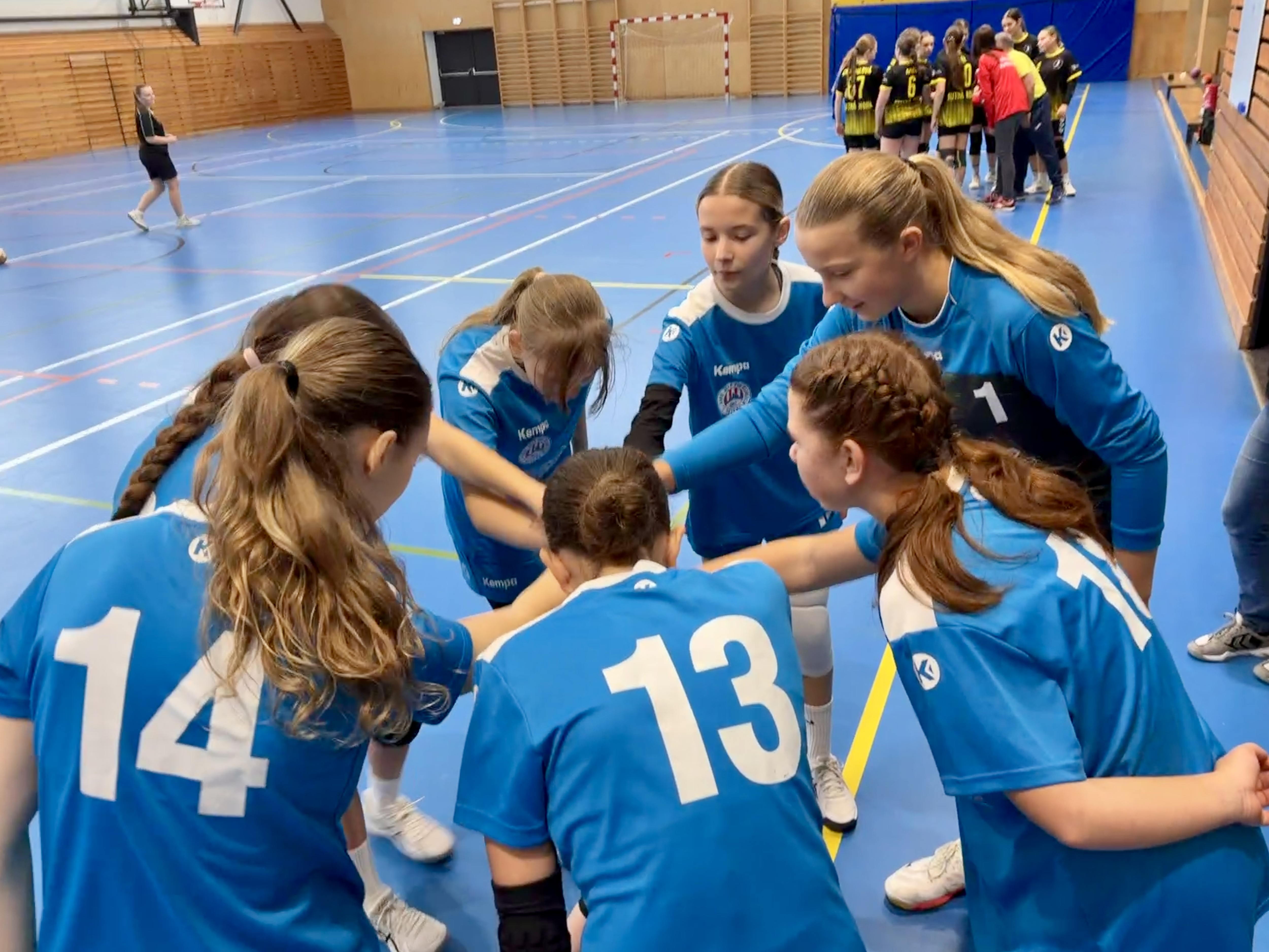 Starší žákyně stoprocentní na turnaji v Dobříši - fotka 9