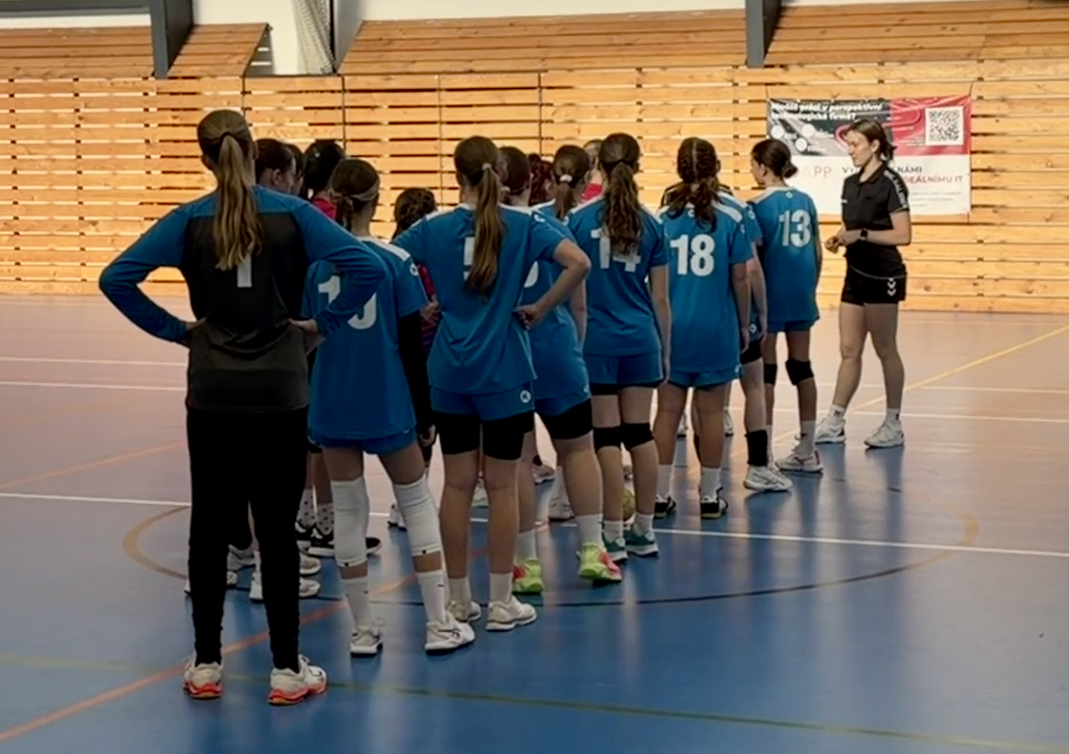 Starší žákyně stoprocentní na turnaji v Dobříši - fotka 6