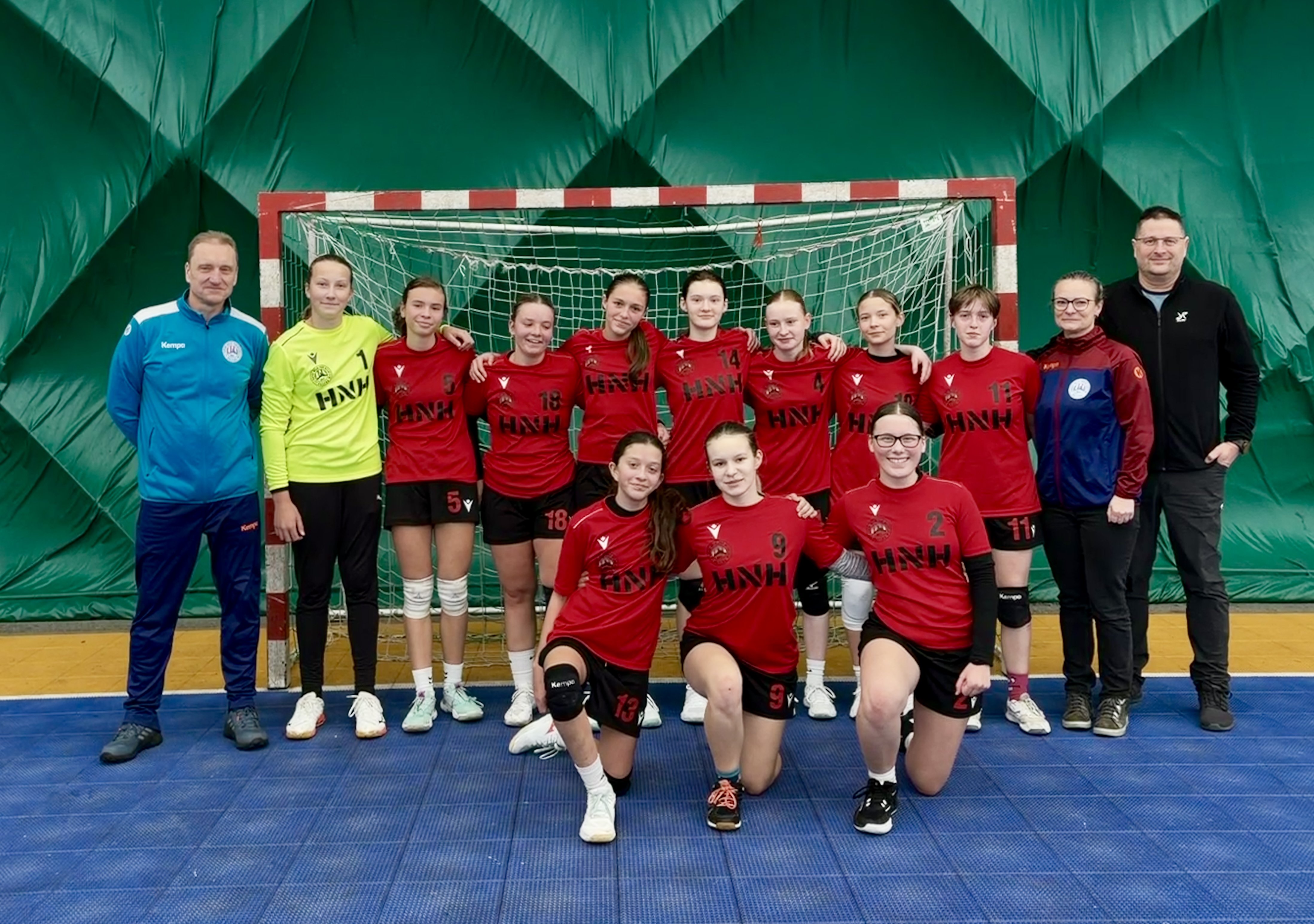 Těsné vítězství dorostenek v Mělníku 26:25 - fotka 3