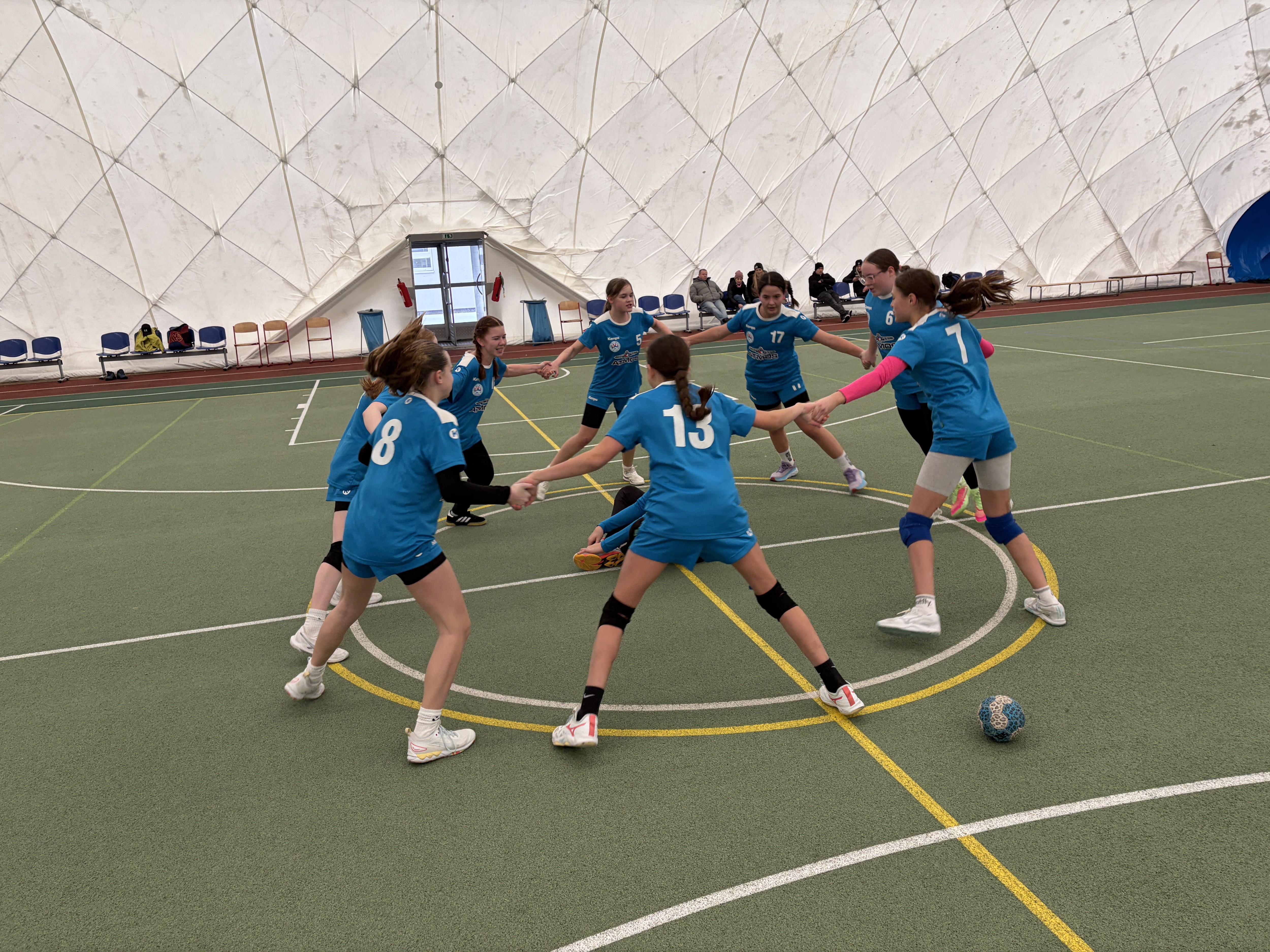 Starší žákyně oděhrály přátelská utkání v Poděbradech - fotka 2