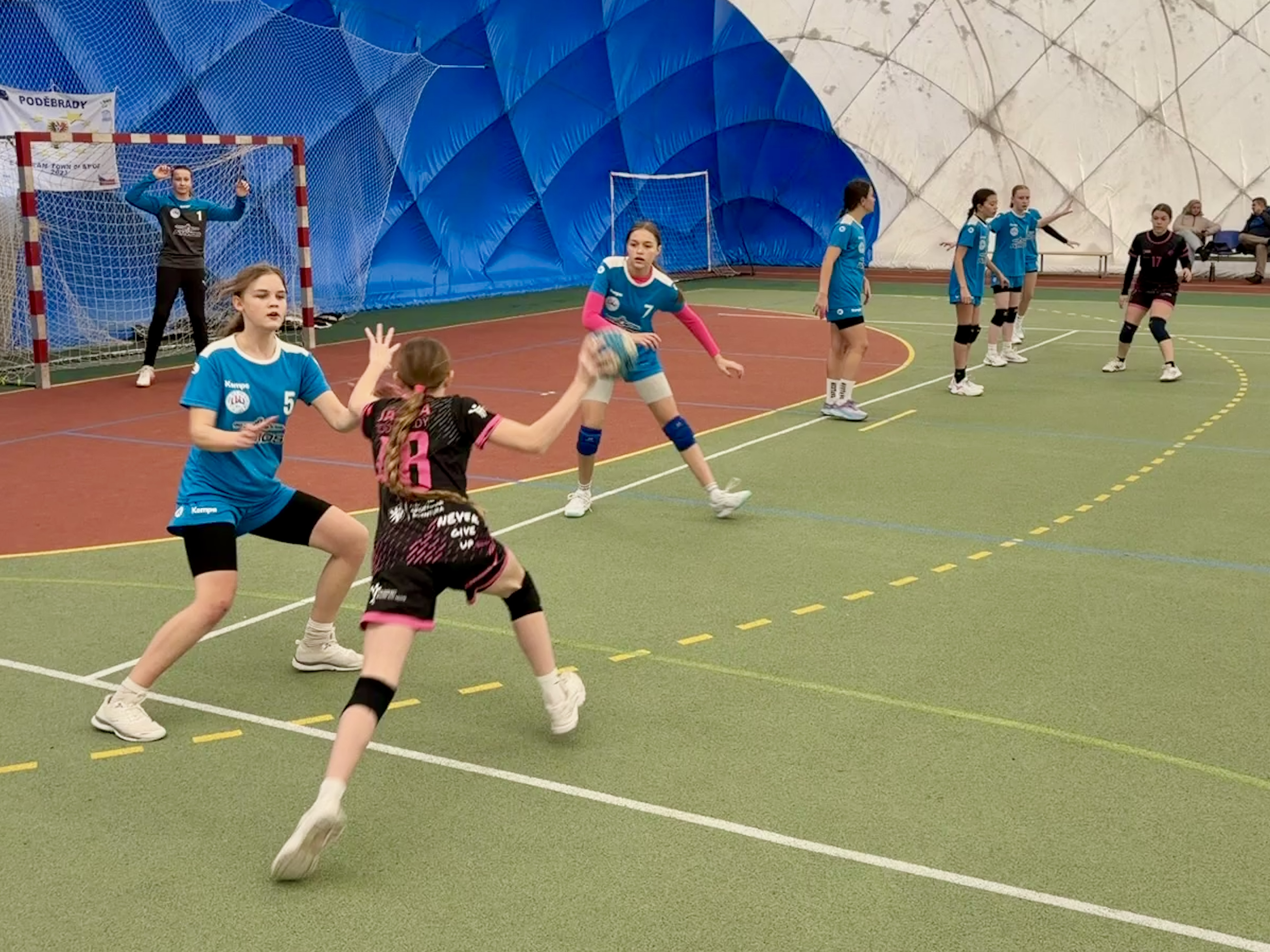 Starší žákyně oděhrály přátelská utkání v Poděbradech - fotka 4