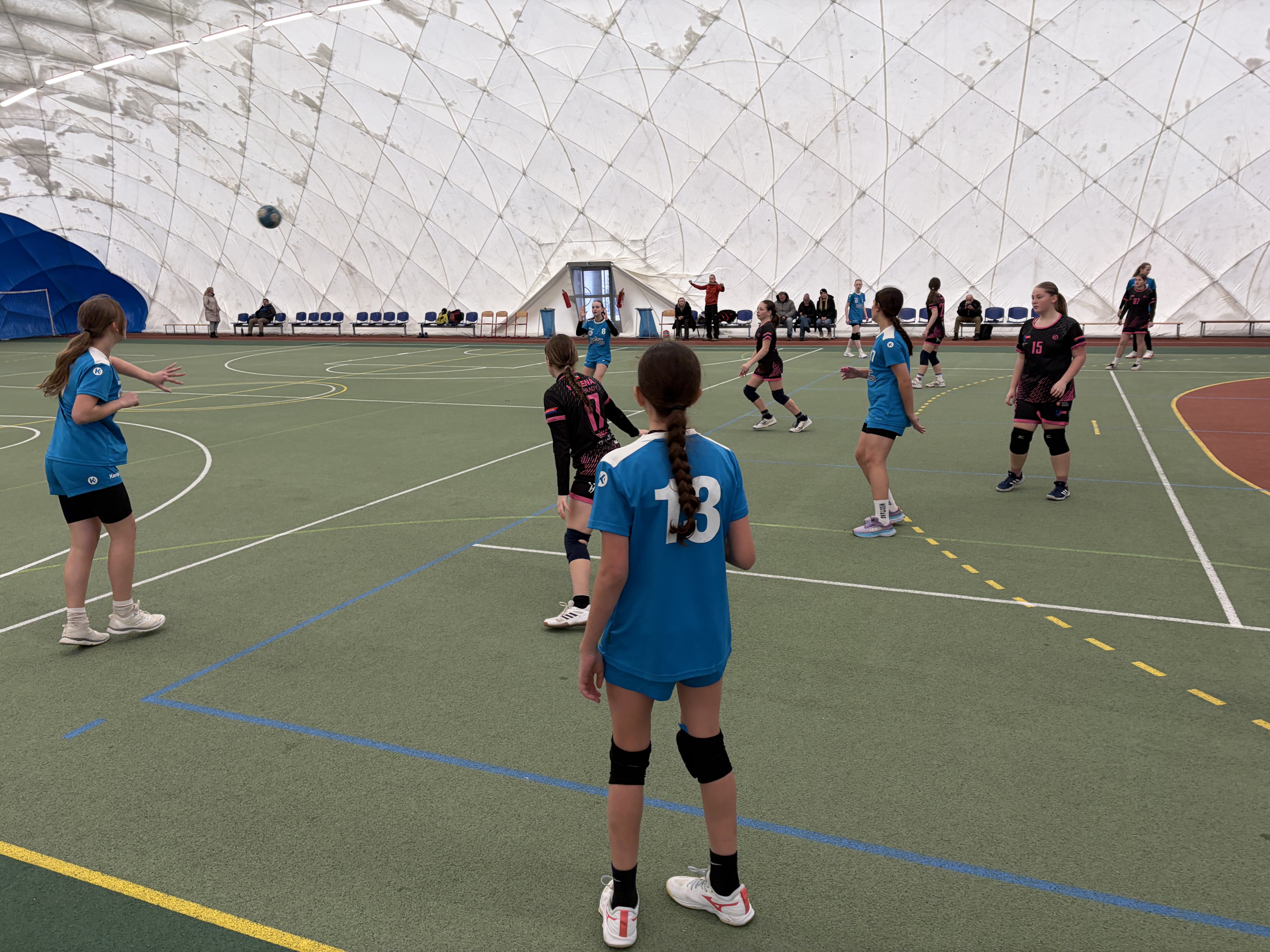 Starší žákyně oděhrály přátelská utkání v Poděbradech - fotka 6