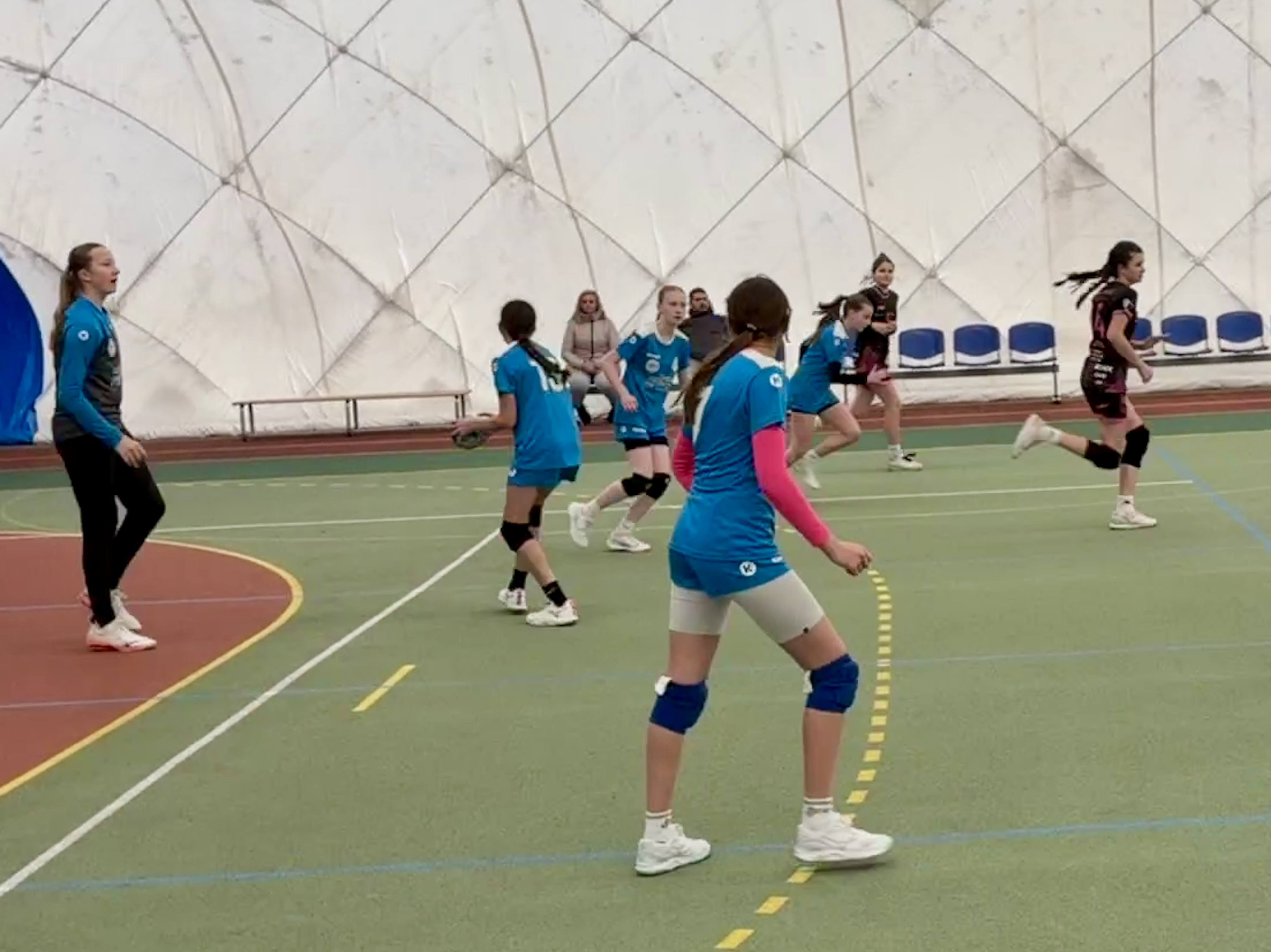 Starší žákyně oděhrály přátelská utkání v Poděbradech - fotka 7