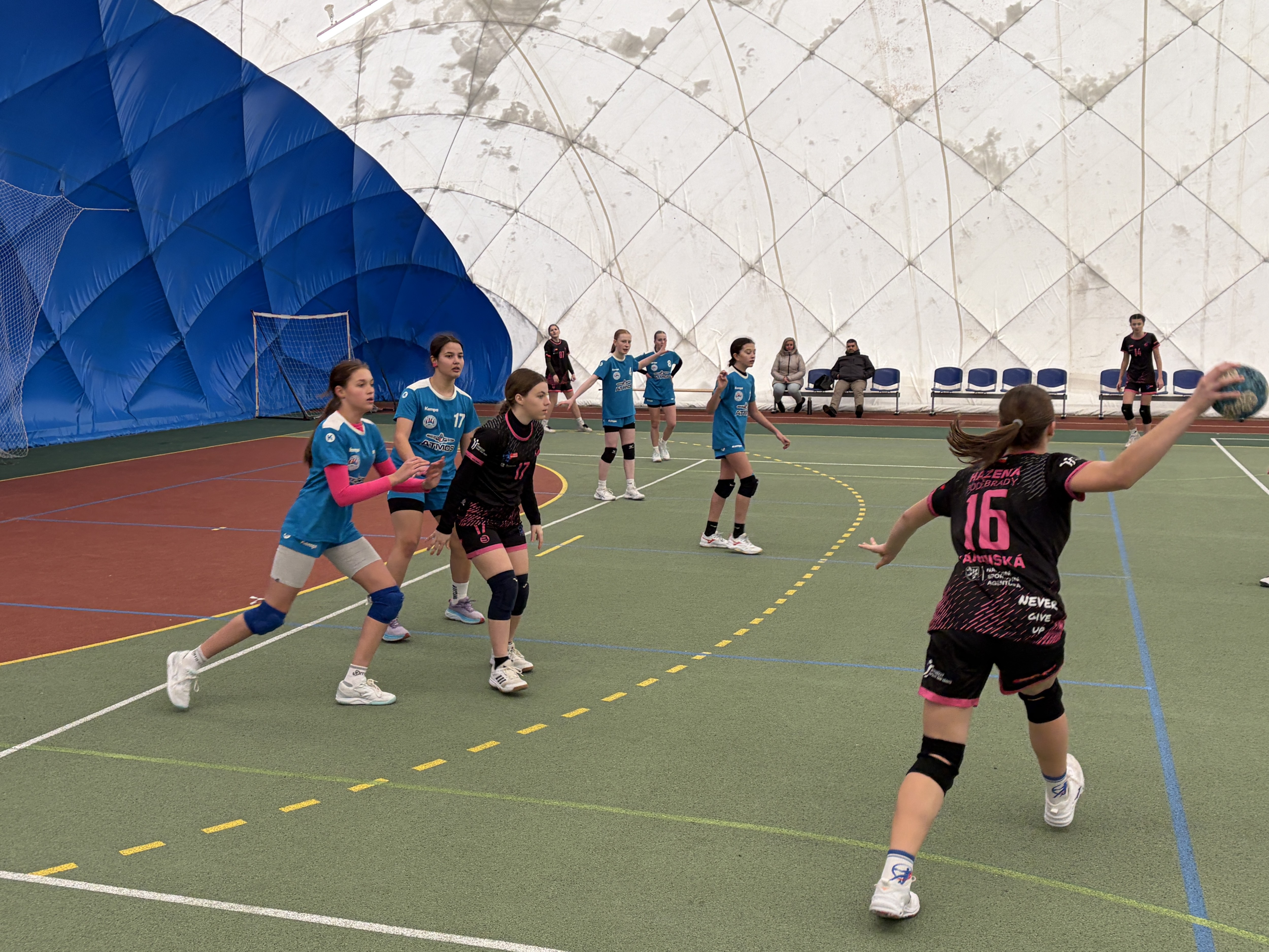 Starší žákyně oděhrály přátelská utkání v Poděbradech - fotka 8