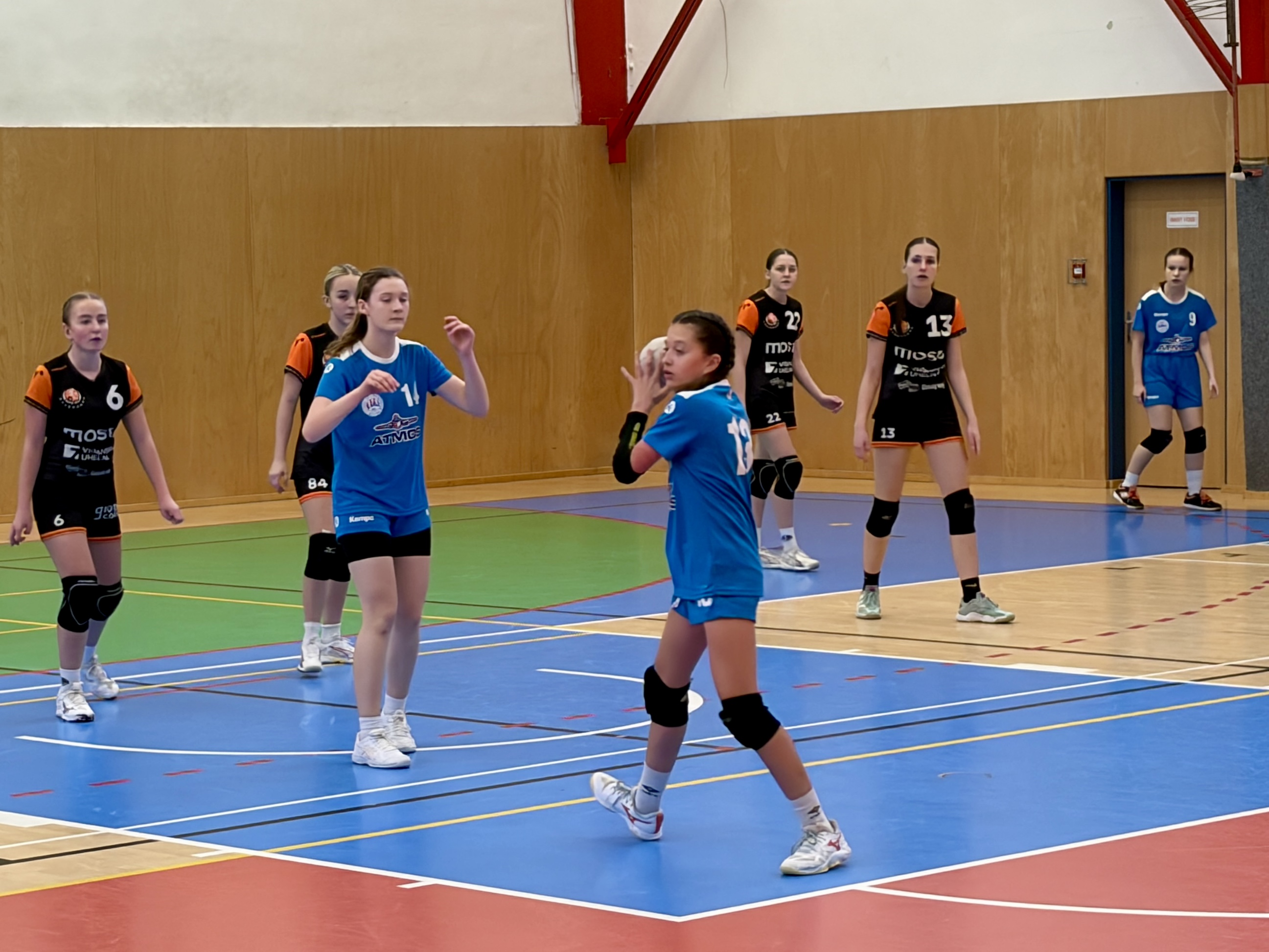 Cenné zkušenosti na turnaji starších žákyň v Turnově - fotka 10