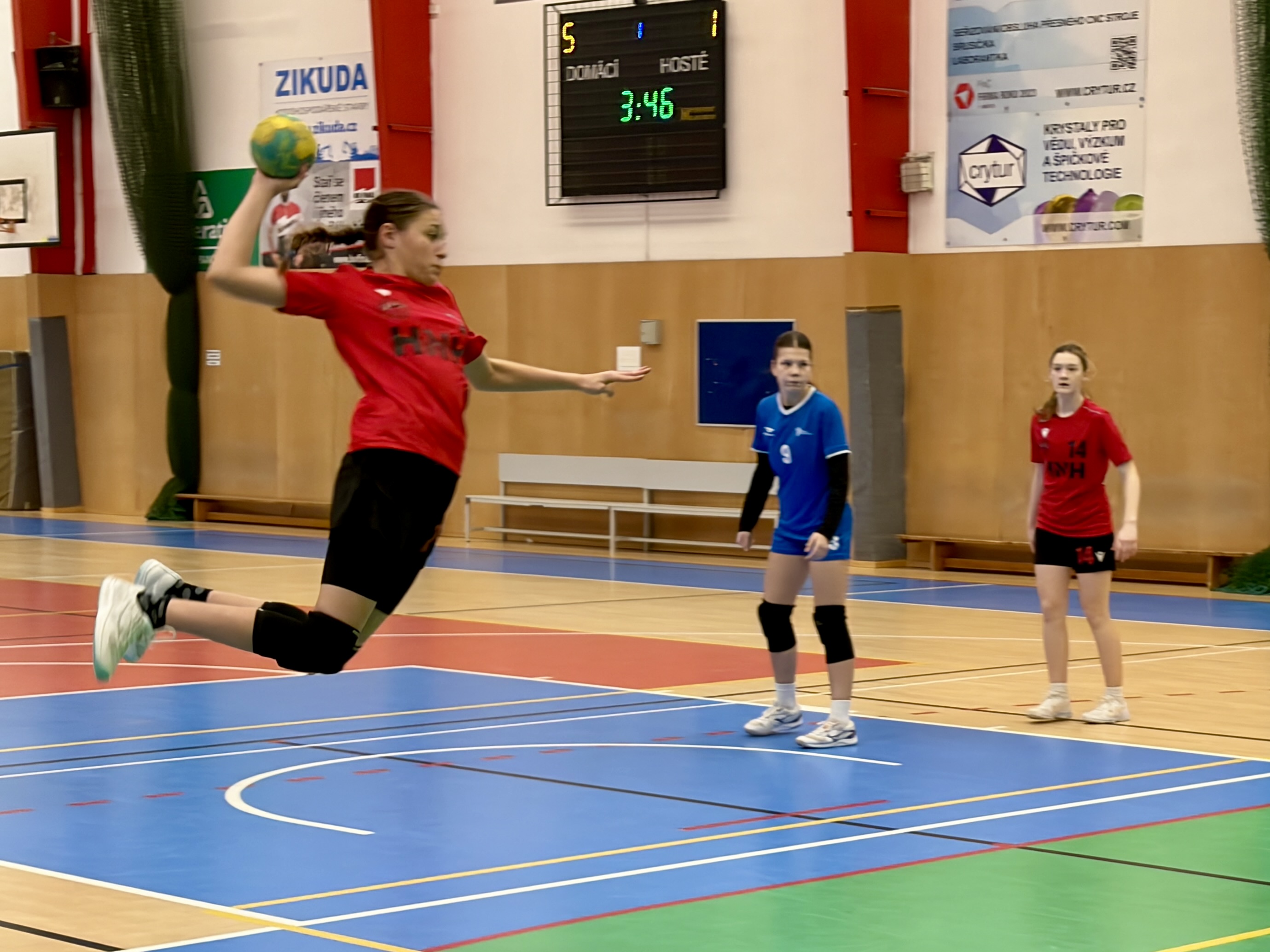 Cenné zkušenosti na turnaji starších žákyň v Turnově - fotka 12