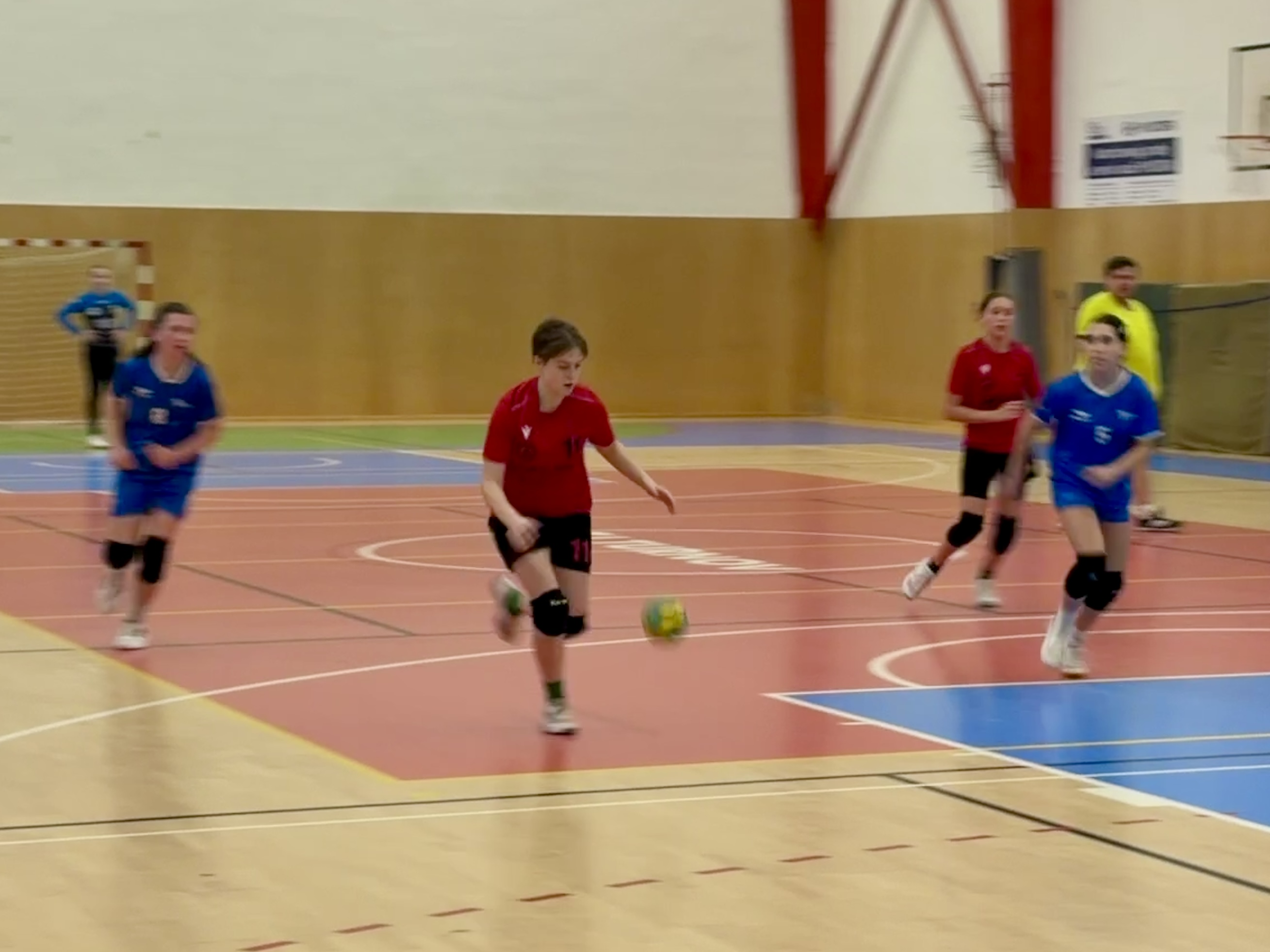 Cenné zkušenosti na turnaji starších žákyň v Turnově - fotka 13