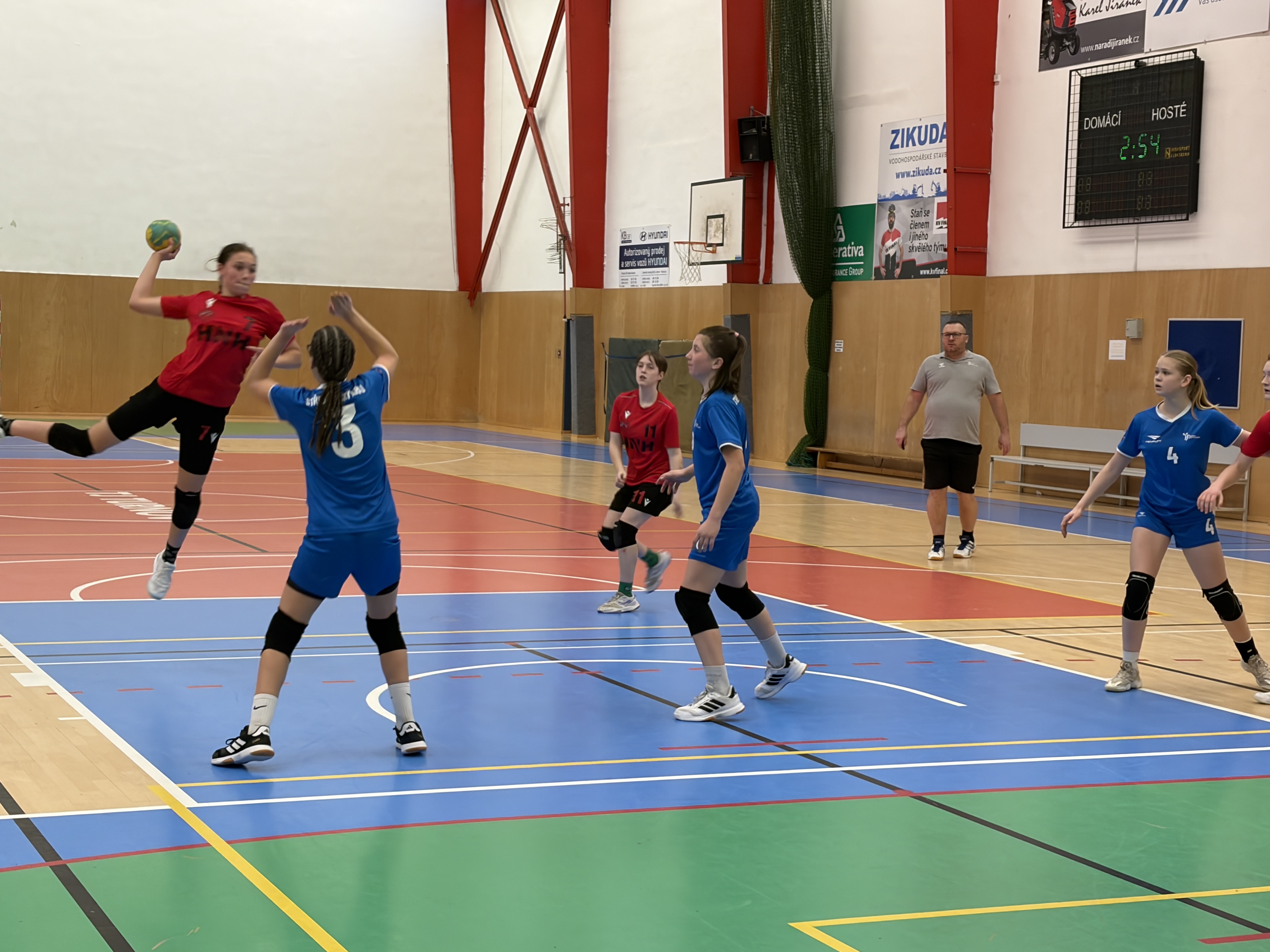 Cenné zkušenosti na turnaji starších žákyň v Turnově - fotka 17