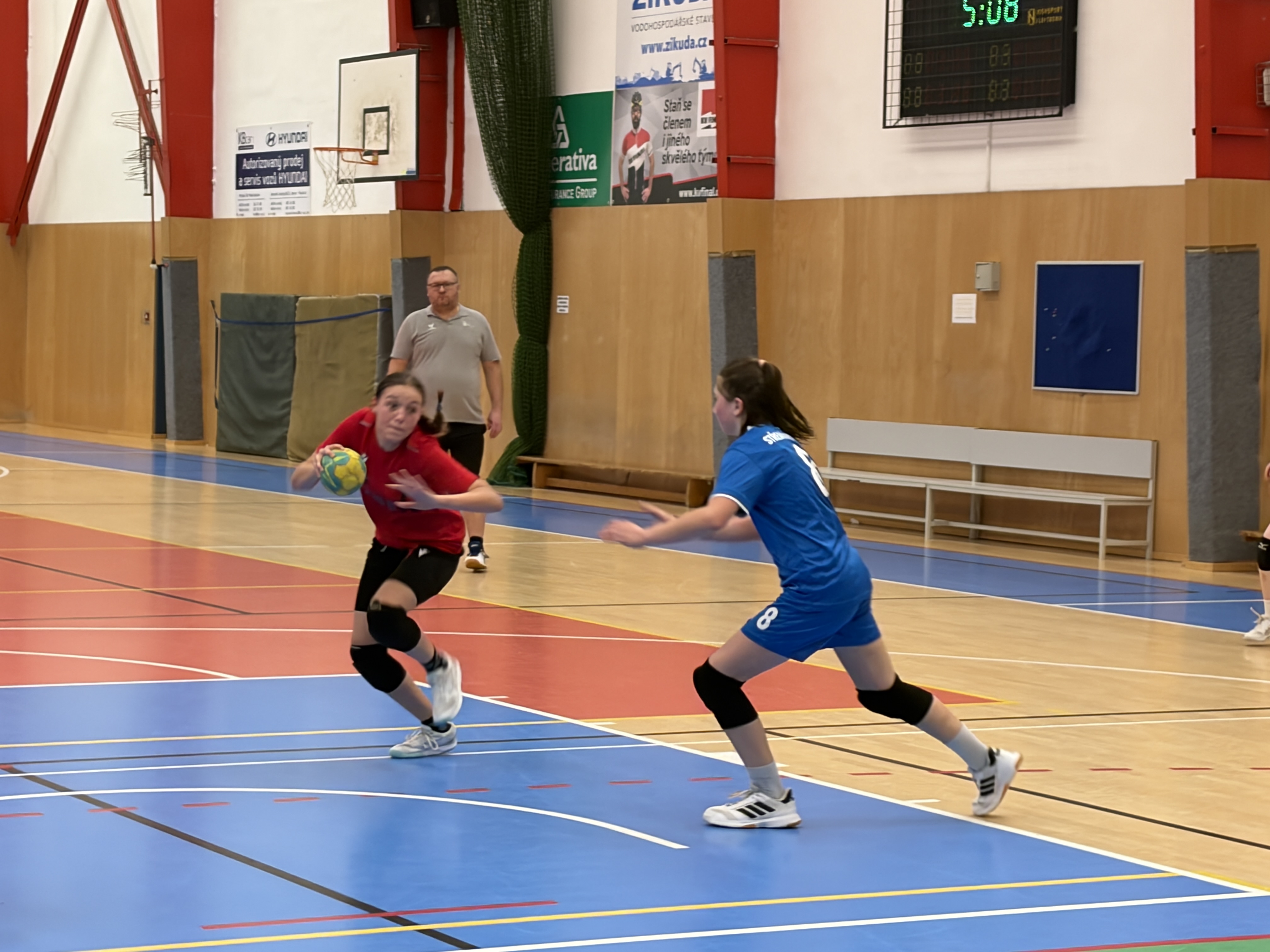 Cenné zkušenosti na turnaji starších žákyň v Turnově - fotka 19