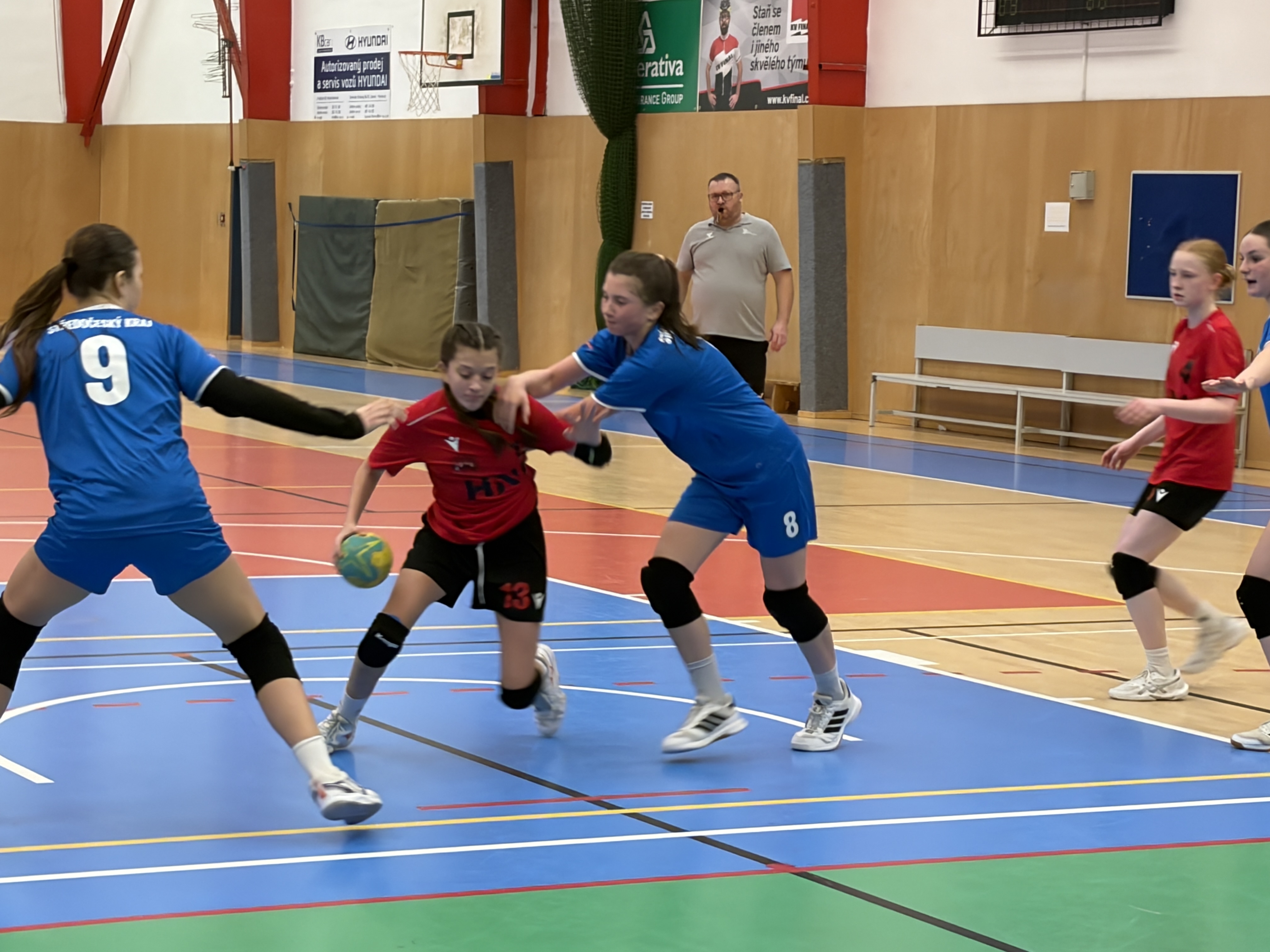 Cenné zkušenosti na turnaji starších žákyň v Turnově - fotka 22