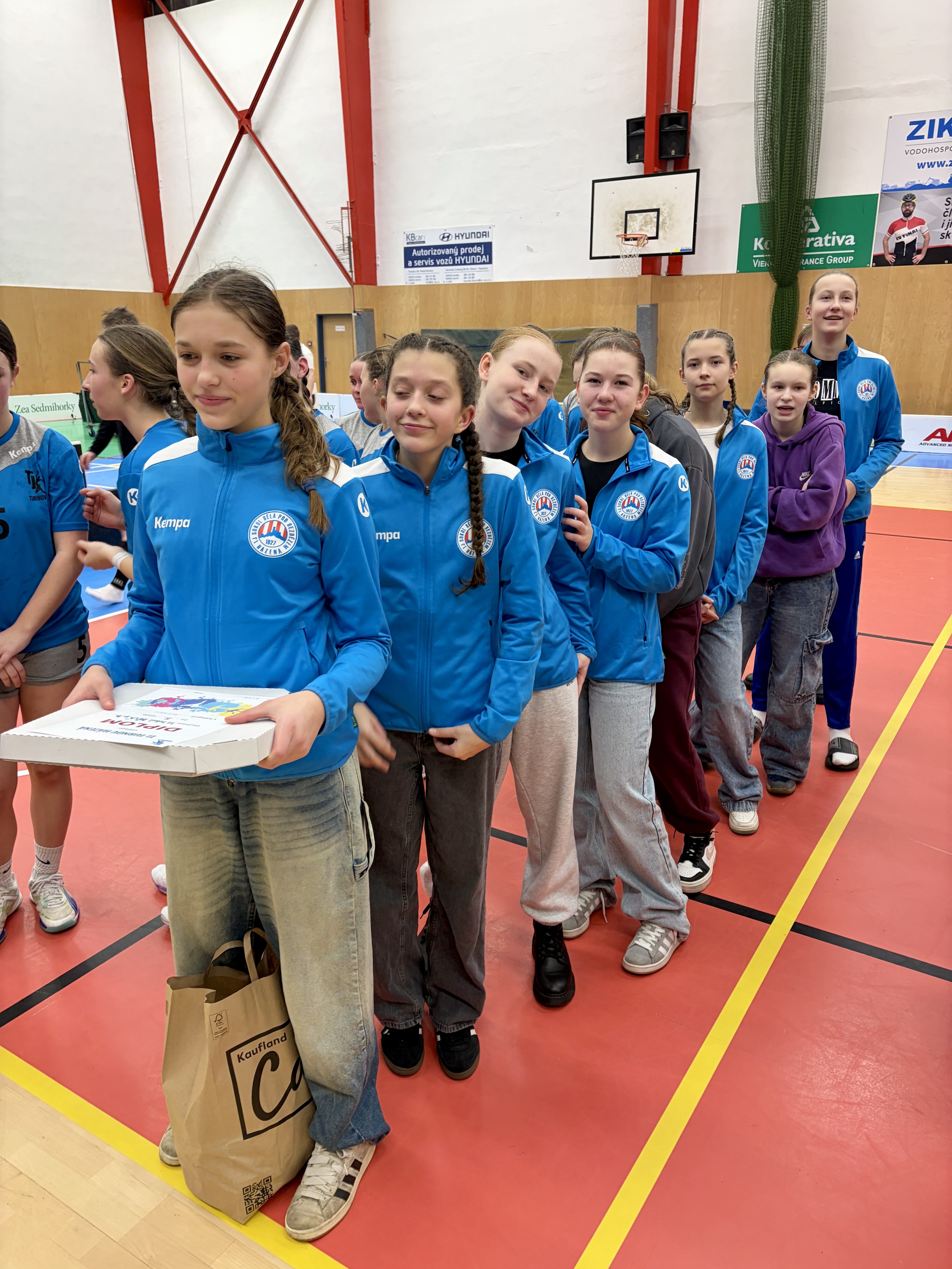 Cenné zkušenosti na turnaji starších žákyň v Turnově - fotka 5