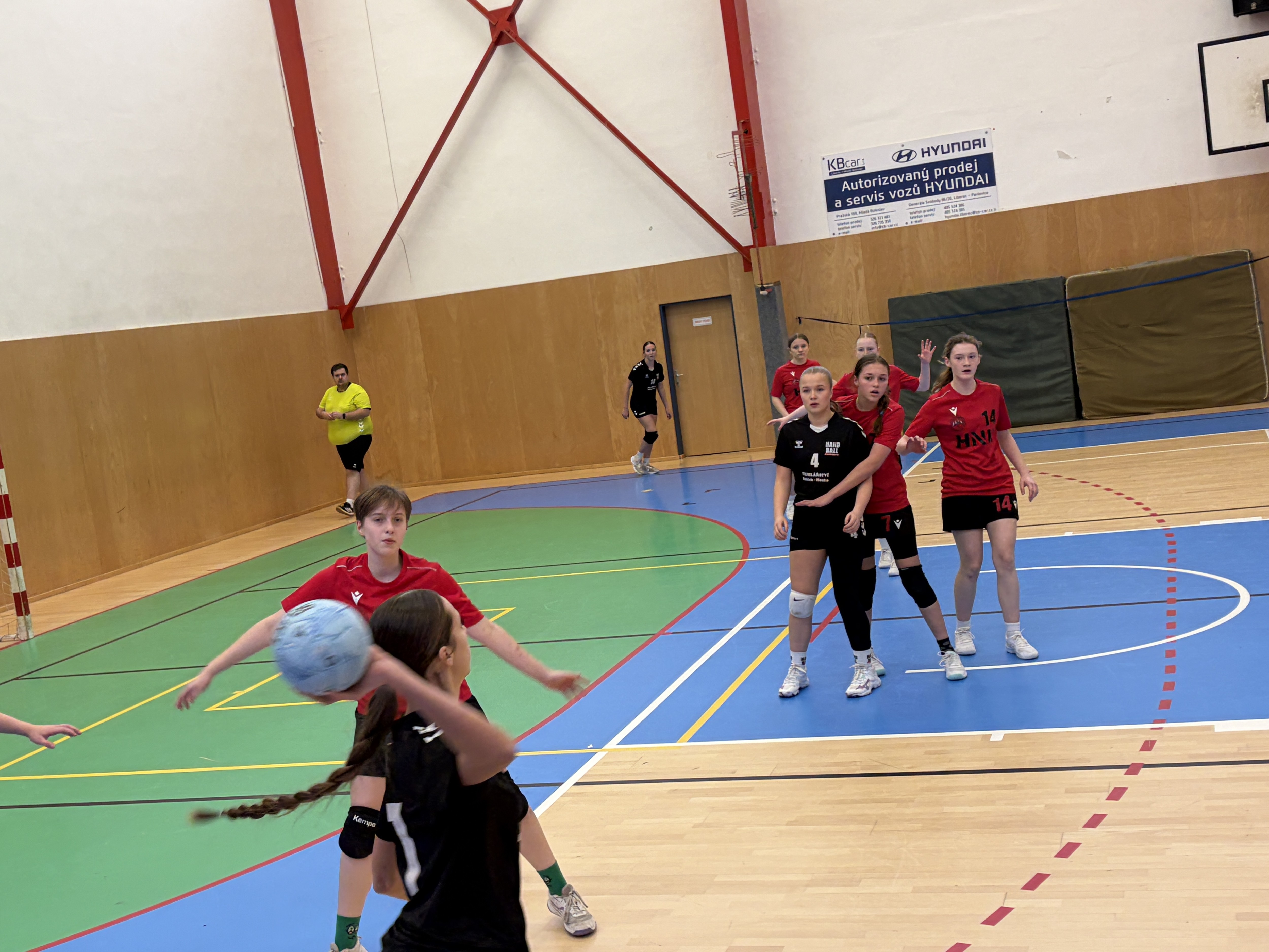 Cenné zkušenosti na turnaji starších žákyň v Turnově - fotka 8