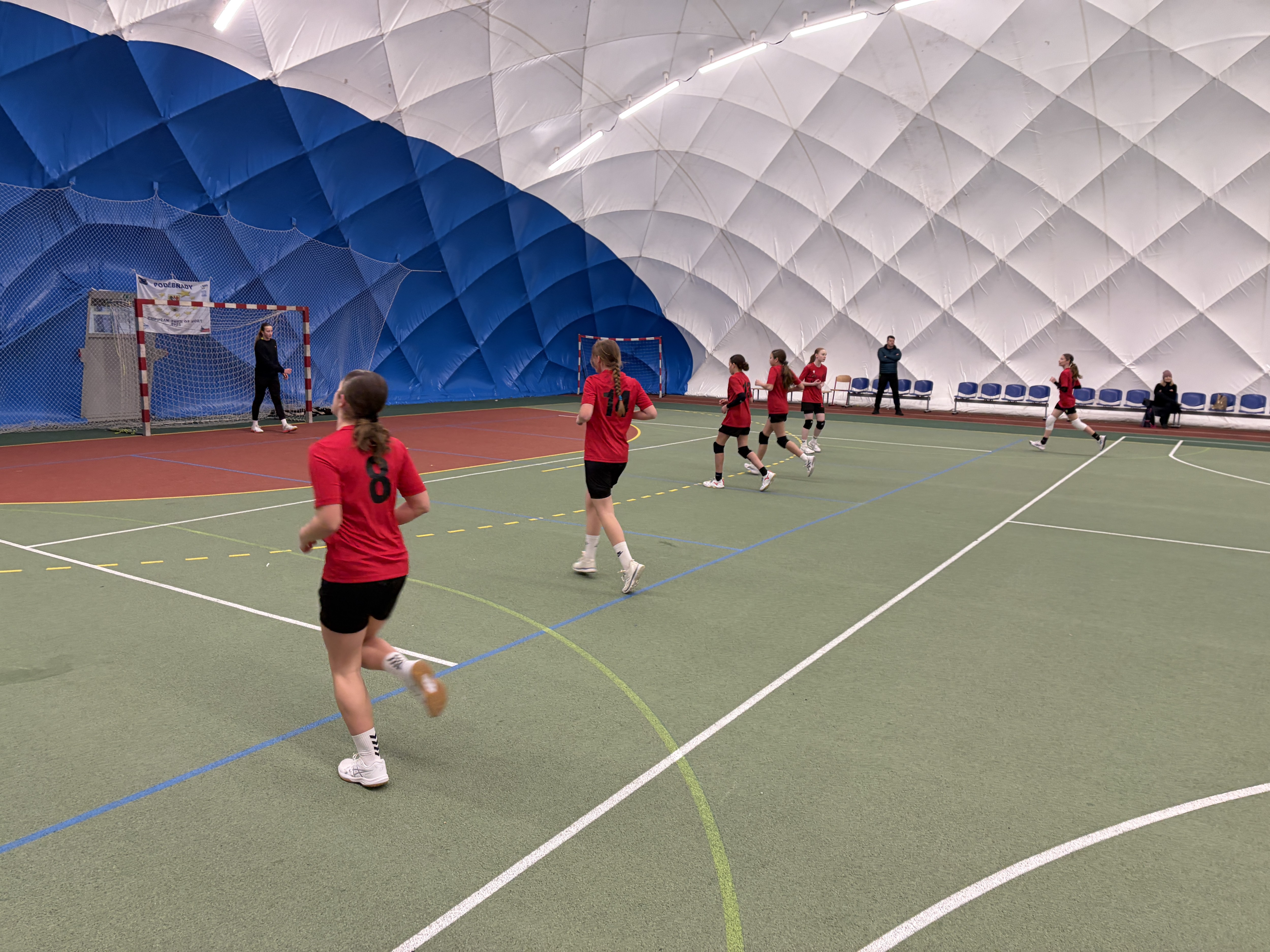 Starší žákyně oděhrály přátelská utkání v Poděbradech - fotka 5