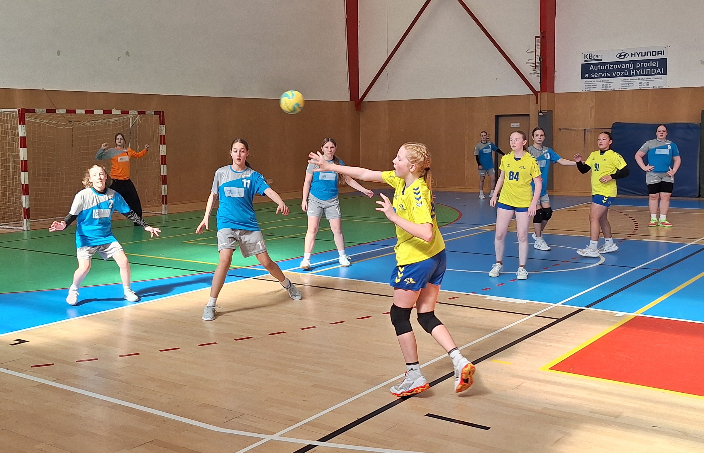 Mladší žákyně v Turnově: Jedna výhra a jedna cenná lekce - fotka 2