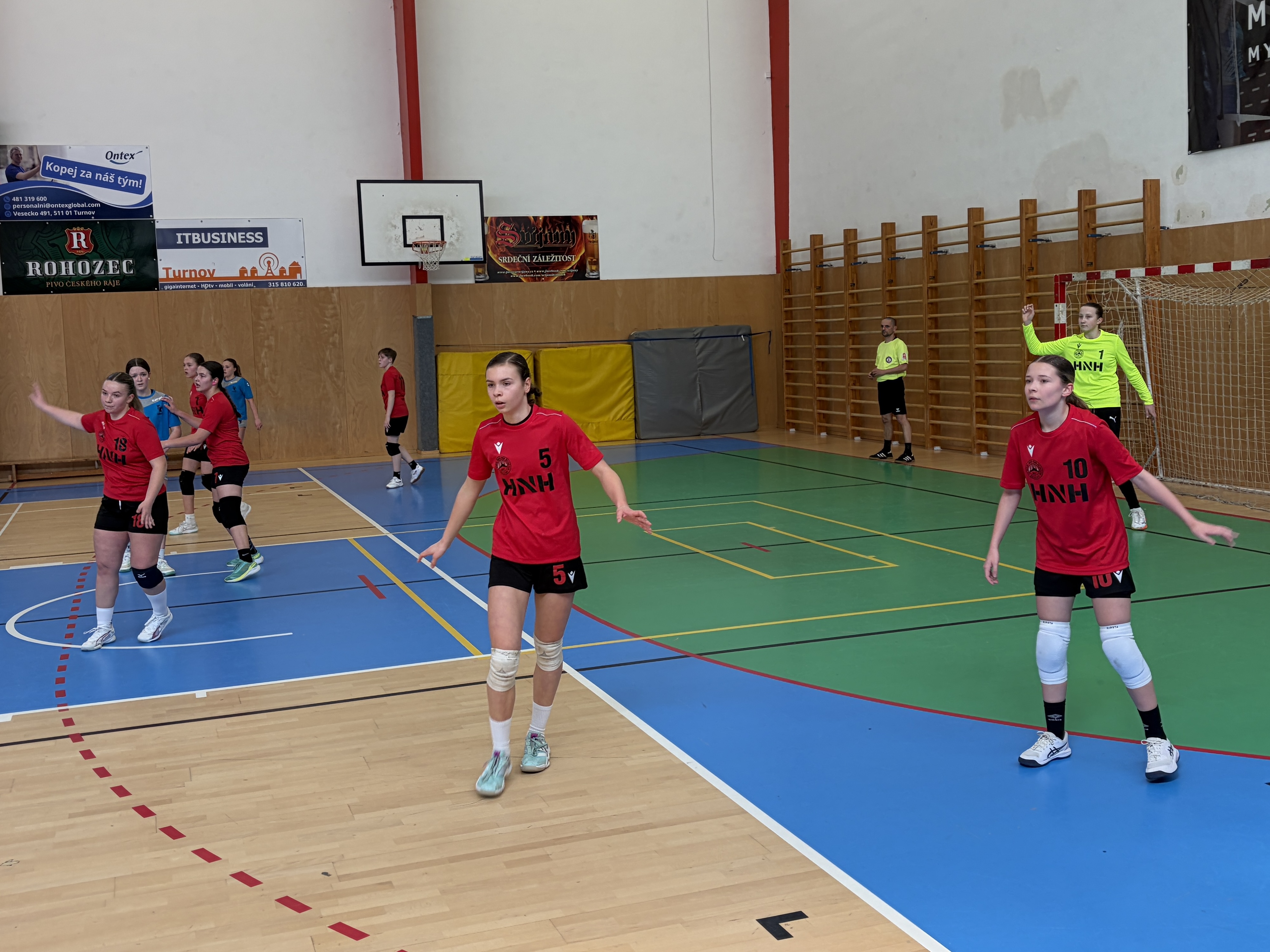 Bojovný výkon proti lídrovi tabulky na body nestačil - fotka 4