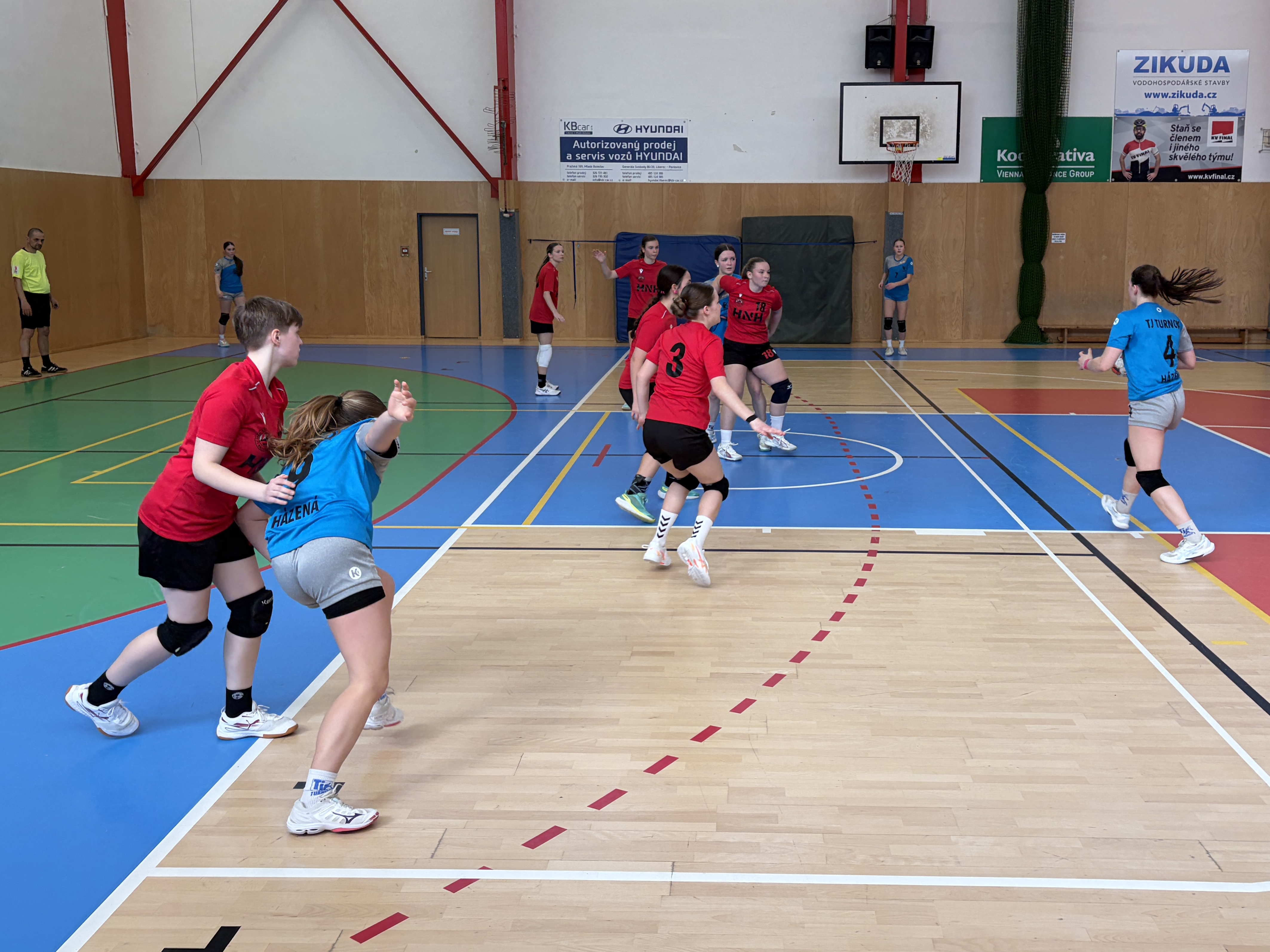 Bojovný výkon proti lídrovi tabulky na body nestačil - fotka 8