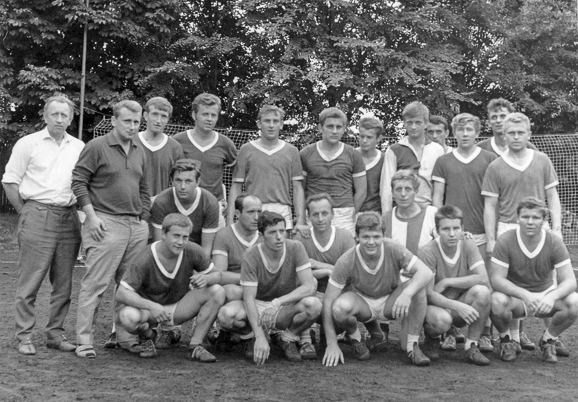 Družstvo mužů - rok přibližně 1970

Horní řada zleva:
Šanda Miroslav, Němec Josef, Dušek Jiří, Ragin Jaroslav, Tošovský Jiří, Tošovský Antonín, Hrí...