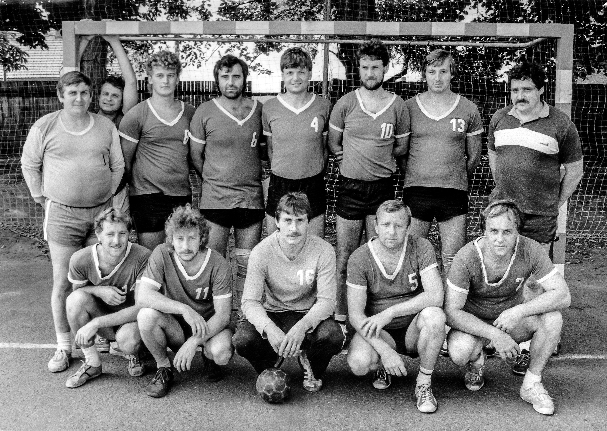 Družstvo mužů Sestava: Horní řada zleva : Tošovský, Hríb, Svoboda, Stach, Sova, Kaňka, Peška, Zajac Dolní řada z leva : Šanda, Šanda P., Šindelář, Šan...